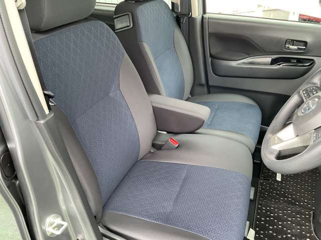 快適に運転できるドライブポジション！運転席シートリフターとシートスライドで、無理のない運転姿勢がとれます。