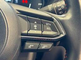 【レーダークルーズコントロール】装備車両です。レーダーやカメラを使って前を走るクルマの状況を検知して速度を調整してくれます。遠距離ドライブの高速道路などでは大活躍で疲労軽減に役立ちます。