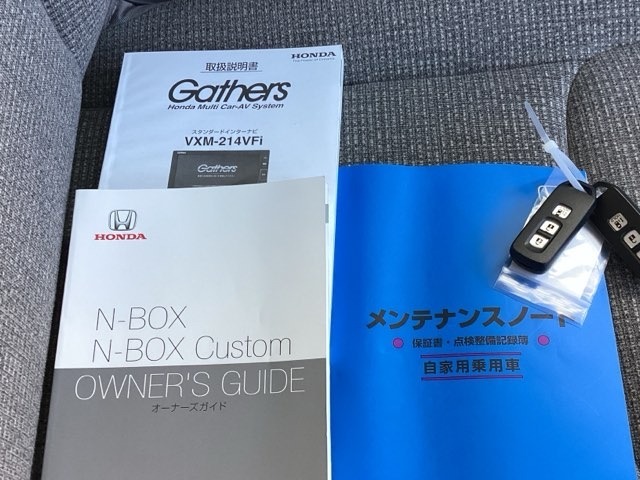 メンテナンスノート【整備記録簿】、取説も揃ってます。スマートキーはバッグなどにしまったままボタン操作でエンジンの始動・停止ができて大変便利です。