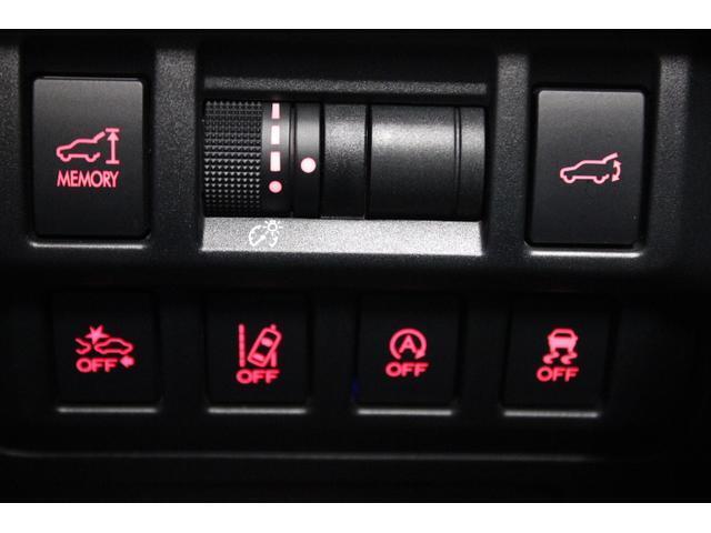 パワーリヤゲート装備。リヤゲートの開閉は運転席のスイッチでも操作可能。下段はそれぞれの機能を必要に応じて一時停止するためのスイッチ類。