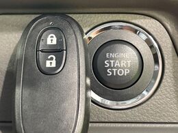 【キーレススタートシステム】カバンやポケットに入れたままでもドアの施錠・解錠が可能なスマートキーを装備。エンジンのオン・オフ時もカギを取り出す必要が無いからとっても便利です♪