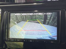 【バックカメラ】駐車時に後方がリアルタイム映像で確認できます。大型商業施設や立体駐車場での駐車時や、夜間のバック時に大活躍！運転スキルに関わらず、今や必須となった装備のひとつです！