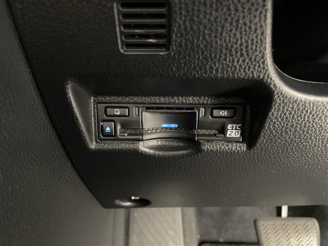 【ETC】有料道路を利用する際に料金所で停止することなく通過できる、ETC車載器（ノンストップ自動料金収受システム機器）が装備されています。セットアップを行うことで利用可能になります。