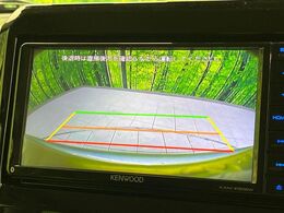 【バックカメラ】駐車時に後方がリアルタイム映像で確認できます。大型商業施設や立体駐車場での駐車時や、夜間のバック時に大活躍！運転スキルに関わらず、今や必須となった装備のひとつです！