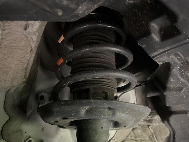 お車を安心してお乗りいただく為には、足回りの定期点検が欠かせません。サービスサポート（有償保証）では無料点検もご提供しており、安心のカーライフをお過ごしいただけるサポート体制が整っています。