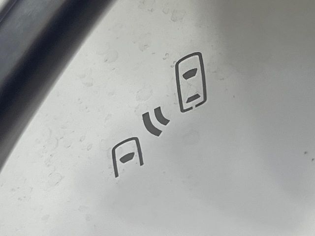 【ブラインドスポットモニター】走行中、ドアミラーの死角になりやすい箇所に後続車が接近するとサイドミラーのレンズに警告を表示！ドライバーに注意喚起をしてくれます。