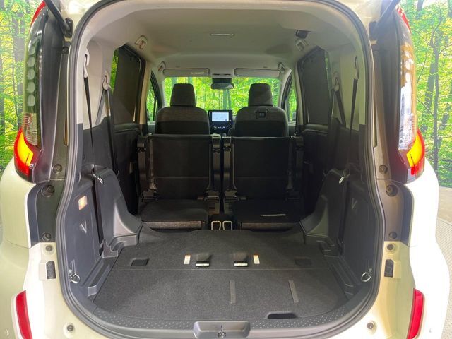 普段のお買い物や通勤、送迎等に十分な荷室スペースを確保しております。セカンドシートを倒すと、大きな荷物の積載も可能です♪