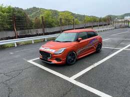 納車後すぐに速攻チューン！REVSPEED掲載済！エンジンやミッションはそのまま、スイスポのオリジナル車高調を流用。マフラー交換で排気効率UP！仕上がりは非常に楽しい一台！店舗展示中！ご来店お待ちしております！