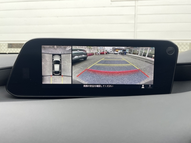 360°ビューモニター搭載！車両上方から見たトップビューや、フロントビュー、リアビュー、左右サイドビューの映像をディスプレイに表示し、安全確認をサポートします！