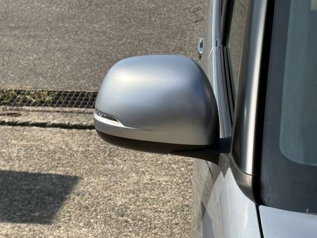 ミラーもしっかり真心を込めて磨いています！目が透き通っているとかっこよく見えますよね♪