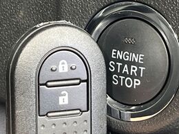 【アクセスキー＆プッシュスタート】カバンやポケットに入れたままでもドアの施錠・解錠が可能なスマートキーを装備。エンジンのオン・オフ時もカギを取り出す必要が無く、ボタンをプッシュするだけでOK♪