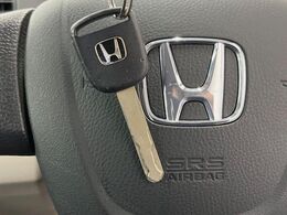 【キーレス】少し離れた場所からでもボタン一つでドアの開錠・施錠ができるのでとっても便利！ドアの鍵穴周りに傷をつけることもありません♪