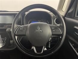 【ハンドル】軽い力で扱いやすいハンドルです。目立つ傷やスレなどなく綺麗な状態です！除菌プランいれていただくとさらに快適に！清潔なお車はお子様にも安心ですね！