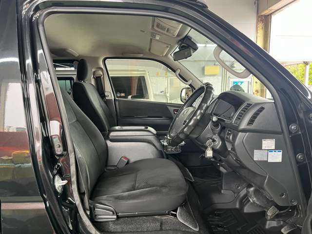 運転席の足元は広々としており、座席は大きく前後にスライド出来るので自分に合ったポジションで運転する事が出来ます。アクセルやブレーキにクセもなくとても運転のしやすい車両です。