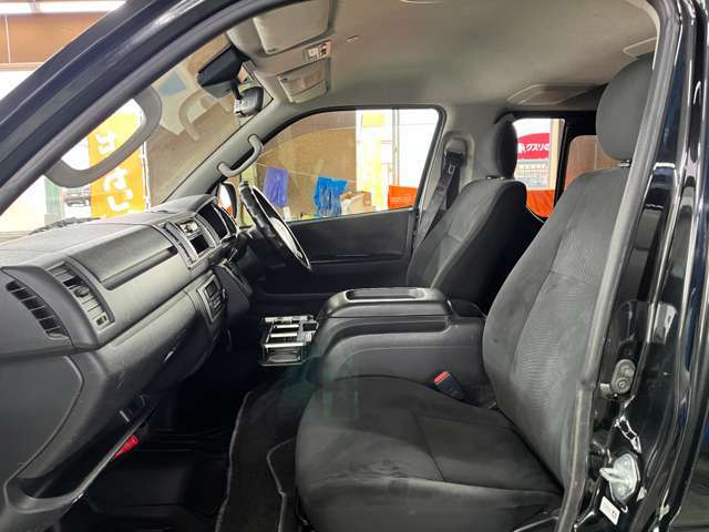 助手席も運転席同様に広く過ごしやすくなってます。
