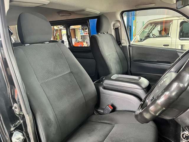 運転席シート廻りは使用感も少なく、良好な状態です。