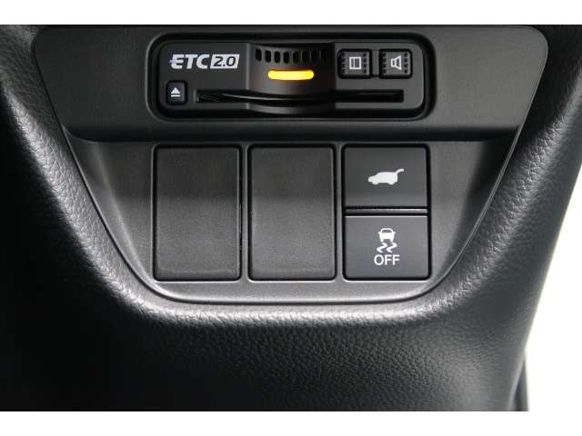 パワーテールゲートの開閉、横滑りを防ぐVSA等のスイッチ類は運転席の右側、手の届きやすい位置にあります。