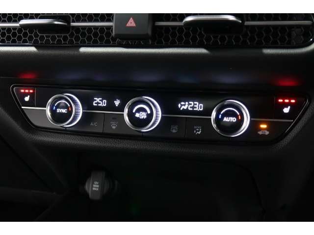 オートエアコンは左右席で独立温度コントロールが可能です。シートヒーター付きで、冷えた車内でもスイッチを押せば数秒で座面と背もたれがあたたかくなります。