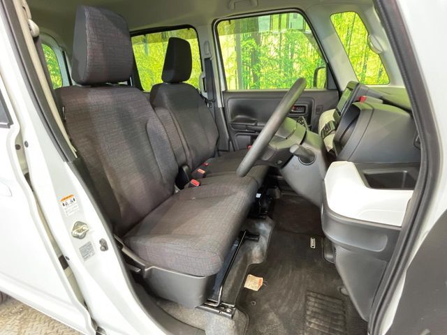 運転席シート廻りは使用感も少なく、良好な状態となっています。丁寧に使われていたことがよくわかりますね。