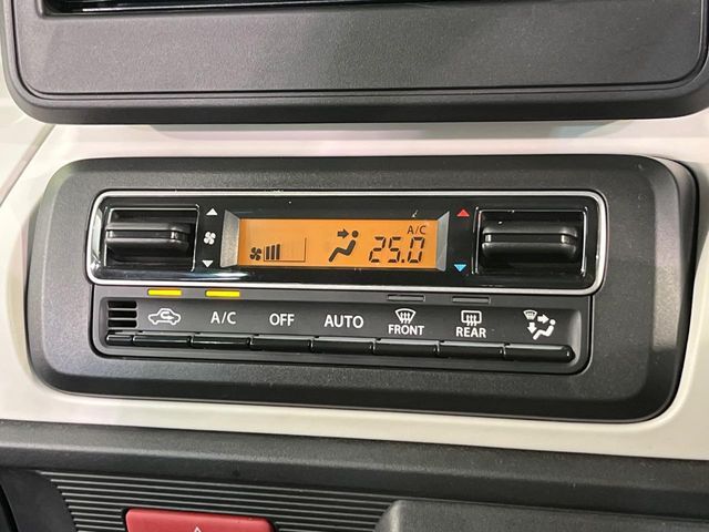 【オートエアコン】一度お好みの温度に設定すれば、車内の温度を検知し風量や温度を自動で調整。暑い…寒い…と何度もスイッチ操作をする必要はありません。快適な車内空間には必須の機能ですね♪