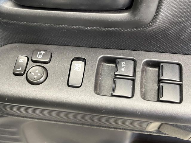 【電動格納ミラー】サイドミラーは電動格納式となっており、狭い駐車場でもキズがつくリスクを抑えられます。