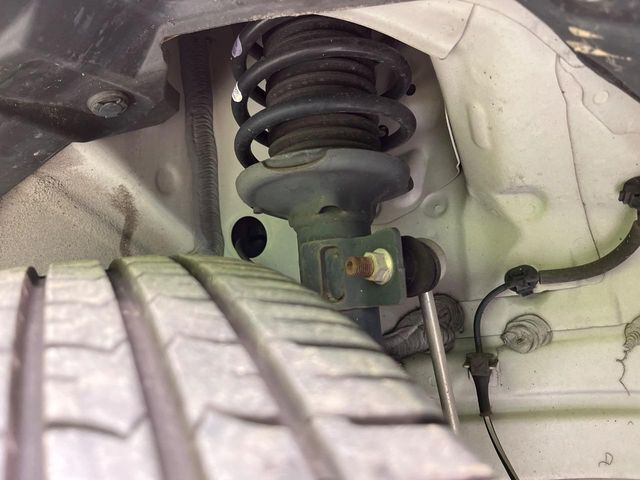 お車を安心してお乗りいただく為には、足回りの定期点検が欠かせません。サービスサポート（有償保証）では無料点検もご提供しており、安心のカーライフをお過ごしいただけるサポート体制が整っています。