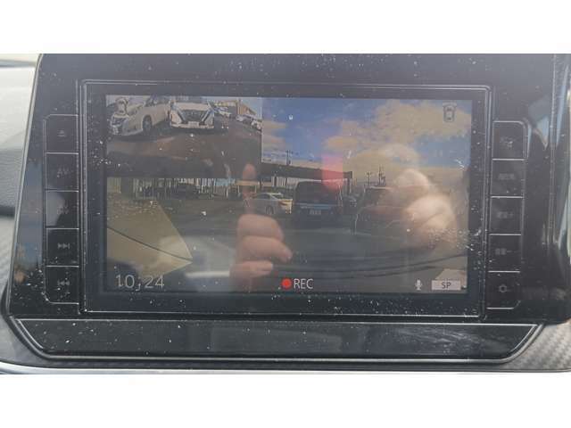 ドライブレコーダーの映像をカーナビに映し出すことが可能です。