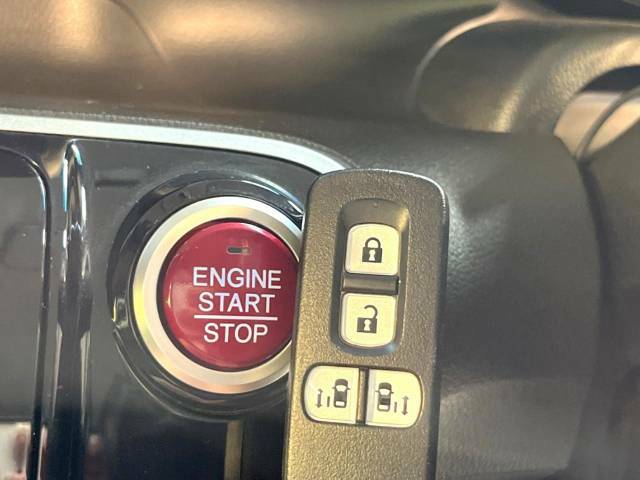 【問合せ：0749-27-4907】【Hondaスマートキー】カバンやポケットに入れたままでもドアの施錠・解錠が可能なスマートキーを装備。エンジンのオン・オフ時もカギを取り出す必要が無いから便利