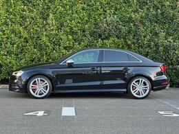 Audi Approved 有明店では、展示車両すべてに第三者査定機関「AIS」の「車両品質査定書」をご準備しております。実写が見れない不安も、査定書があれば安心です。