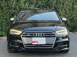 Audiデザインの特徴であるシングルフレームグリルが存在感を主張します。