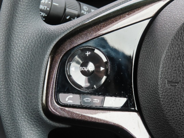 ステアリングリモコンは運転中でも簡単に音量調整やチャンネル変更も出来ちゃいます！わき見運転防止にもつながるので安心ですね！