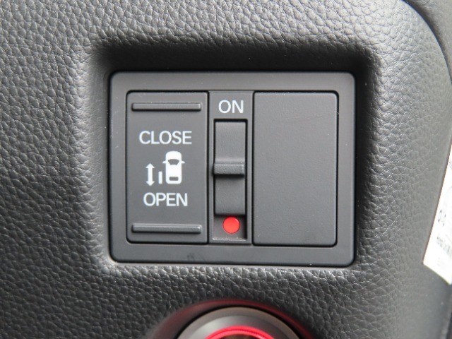 片側パワースライドドアとなりますので運転席からでもスイッチ一つでドアの開け閉めも可能です！