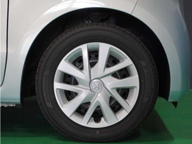 【ホイールキャップ】車に良く似合う純正ホイールキャップが装備されています。ノーマルタイヤ、スタッドレスタイヤもホンダカーズ鳥取にお任せください。