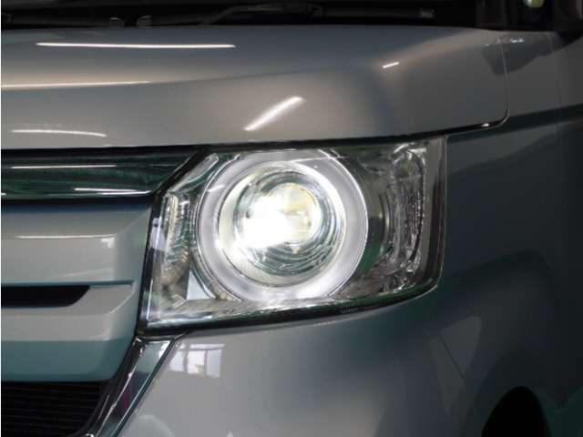 【ヘッドライト】省電力で長寿命の明るく運転しやすいLEDヘッドランプです。明るく照らすので暗い夜道からお客様を守ってくれます。