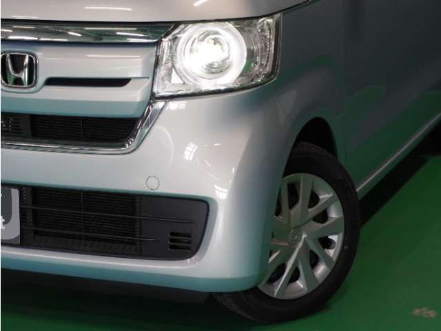 【ヘッドライト】省電力で長寿命の明るく運転しやすいLEDヘッドランプです。明るく照らすので暗い夜道からお客様を守ってくれます。
