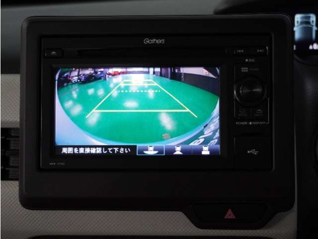 【バックカメラ】駐車が苦手な方でも安心してお乗りいただけます。リバース連動で画面が切り替わるのでとっても便利です。