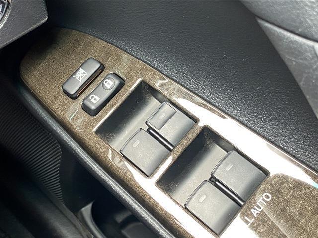 こちらのお車にはディーラーナビフルセグ・バックカメラ・CD・DVDビデオ・ブルートゥース・ETC・パワーシート・スマートキー・16アルミ・HIDライト・フォグ・本革巻ステア・マニュアルモードが装備！