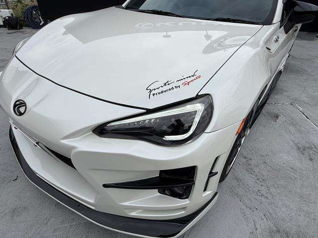 フロントフェイスは、迫力のKUHLオリジナル01R-GTフロントバンパーを装着！純正バンパーと交換するタイプで、存在感とレーシングスタイルを確立しています！