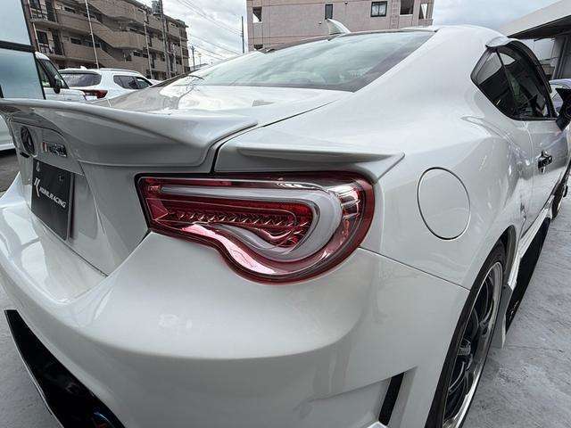 テールランプは、人気ブランドVALENTIのジュエルLEDテールに交換済みでございます！夜間のリアビューを華やかに演出。個性と安全性を両立しています！