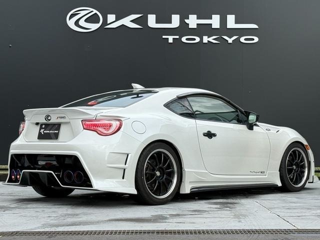 足元には、高性能ホイールWORK　EMOTION　18インチを装着！軽量かつ高剛性で、迫力あるルックスと優れた走行性能を両立。トータルバランスに優れたカスタムカーです！