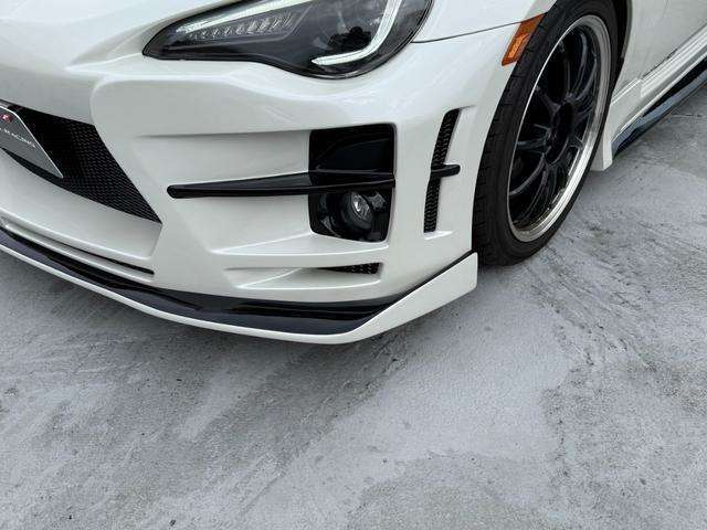 01R-GTフロントバンパーの下部には、専用設計のフロントディフューザーを装備！地面を這うような低さを演出し、スポーティかつアグレッシブなフロントマスクが完成！