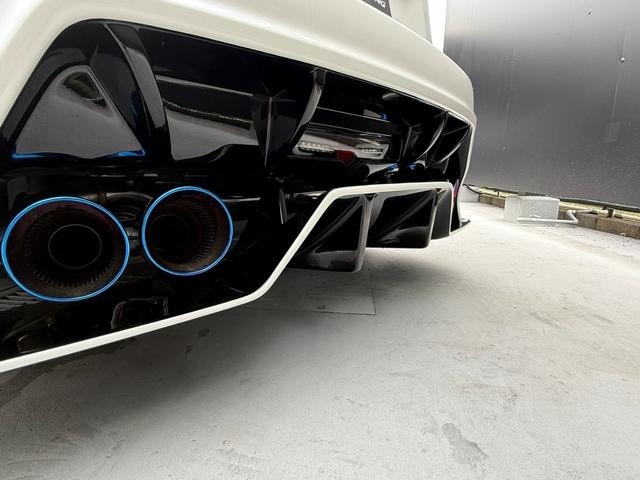 01R-GTリアバンパーに専用のフローティングディフューザーを装着！特徴的な宙に浮いたようなデザインが、リアビューにさらなる立体感とレーシーな迫力をプラスします！