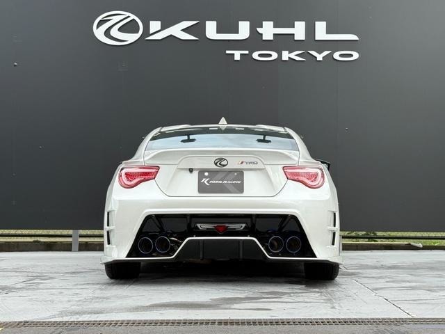 ヘッドライトとテールランプも社外品に交換済み！テールランプは人気のヴァレンティ製品を装着し、リアビューもスタイリッシュに決まっています！夜間の視認性もあり安心な一台でございます。