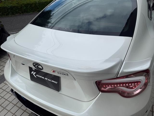 トランクには、TRD製トランクスポイラーを装着しております！大型すぎず、車体のデザインを崩さないサイズ感で、スポーティなリアビューを完成させています。