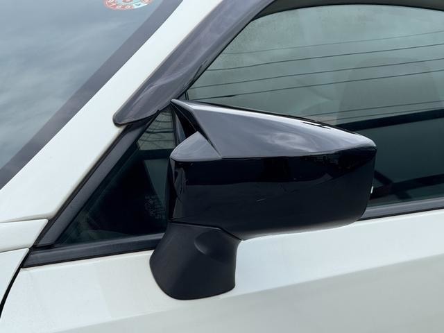 ドアミラーカバーにも社外品を装着し、さりげなく個性を演出！細かなパーツにもこだわり抜いた、完成度の高いカスタムカーです。ぜひ、実車をご確認ください！