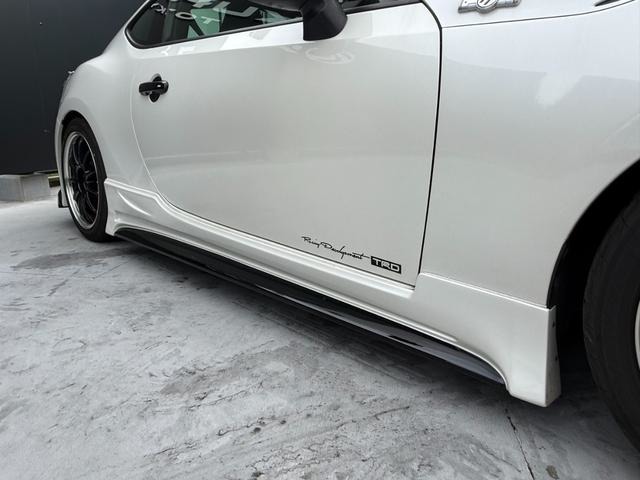 サイドには、01R-GTサイドステップを装着！ボディ色とブラックの2色で塗り分け、ローフォルムと立体感を強調！横からのルックスも存在感を放ちます！