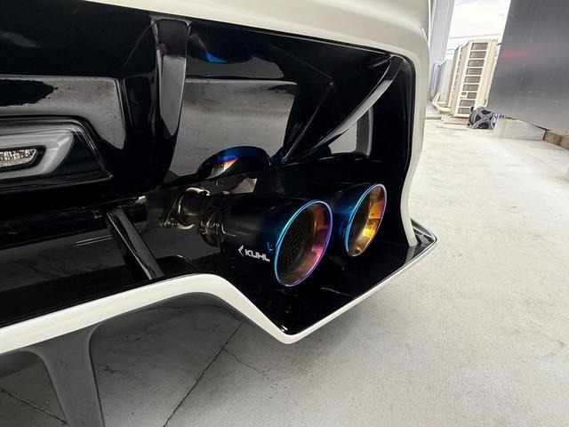 マフラーは、KUHLオリジナルスラッシュ4テールマフラーを装着！迫力のリアビューをさらに引き立てる、美しいテールエンドとスポーティなサウンドを実現しています。