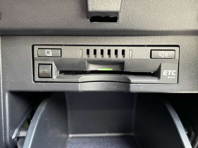 【ETC】有料道路を利用する際に料金所で停止することなく通過できる、ETC車載器（ノンストップ自動料金収受システム機器）が装備されています。セットアップを行うことで利用可能になります。