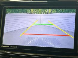 【バックカメラ】駐車時に後方がリアルタイム映像で確認できます。大型商業施設や立体駐車場での駐車時や、夜間のバック時に大活躍！運転スキルに関わらず、今や必須となった装備のひとつです！