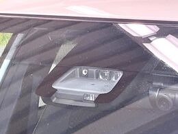 【トヨタセーフティセンス】走行中に前方の車両等を認識し、衝突しそうな時は警報とブレーキで衝突回避と被害軽減をアシスト。より安全にドライブをお楽しみいただけます。